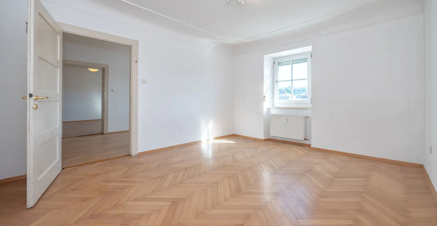 Denkmalgeschützter Altbau: 5-Zimmer-Wohnung mit spektakulärem Felsengarten