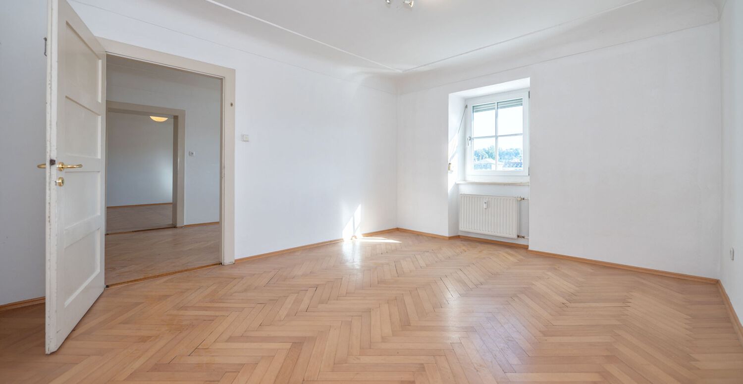 Denkmalgeschützter Altbau: 5-Zimmer-Wohnung mit spektakulärem Felsengarten
