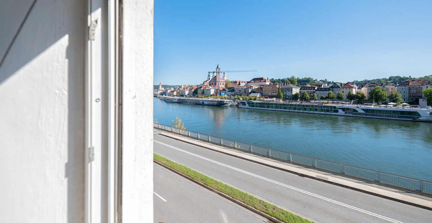 Denkmalgeschützter Altbau: 5-Zimmer-Wohnung mit spektakulärem Felsengarten