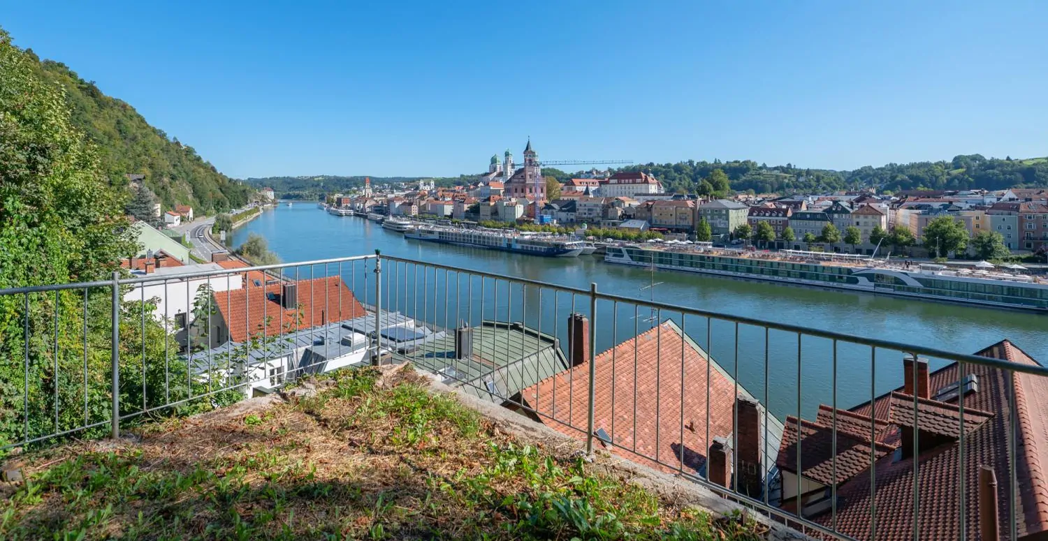 Denkmalgeschützter Altbau: 5-Zimmer-Wohnung mit spektakulärem Felsengarten