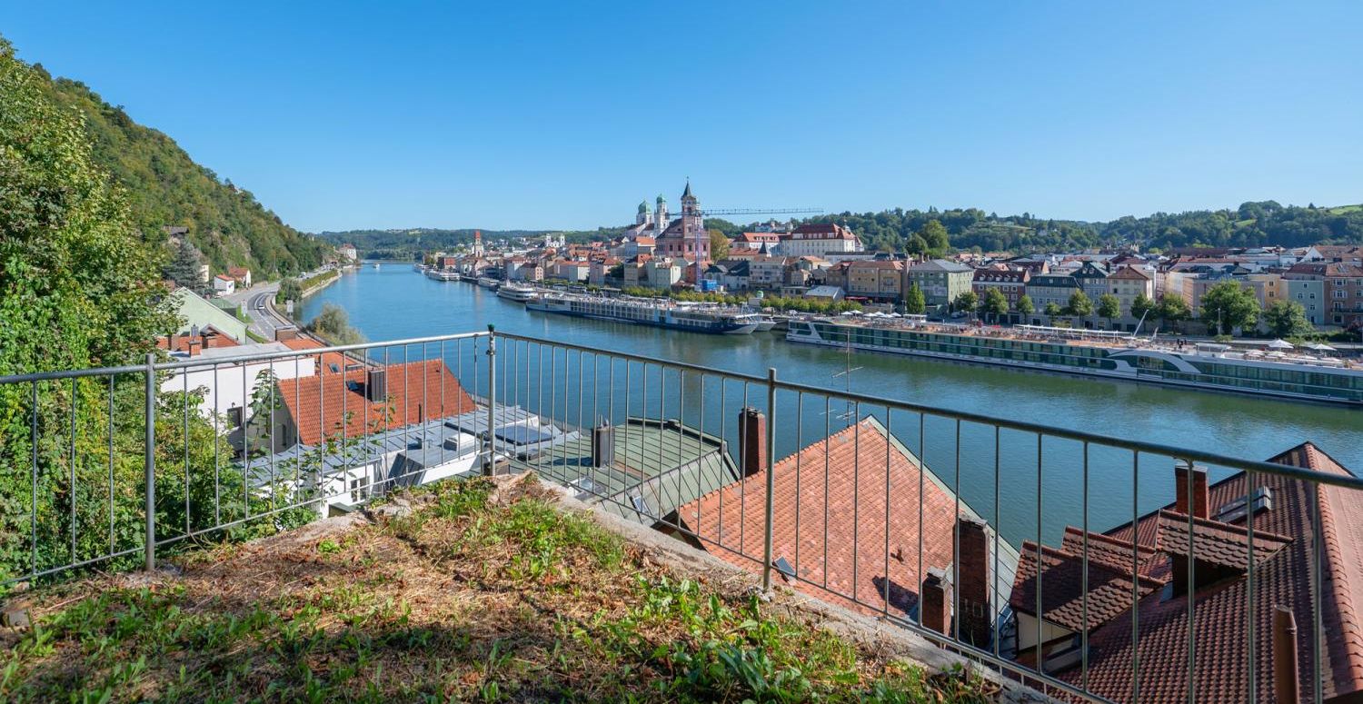 Denkmalgeschützter Altbau: 5-Zimmer-Wohnung mit spektakulärem Felsengarten