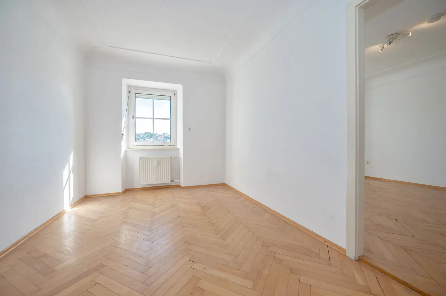 Citynahe Lage: 5-Zimmer-Wohnung mit spektakulärem Felsengarten