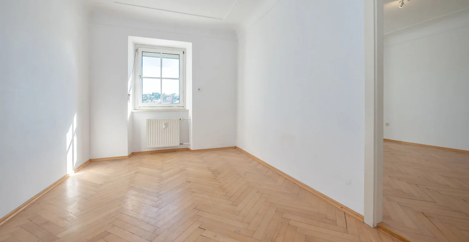 Denkmalgeschützter Altbau: 5-Zimmer-Wohnung mit spektakulärem Felsengarten