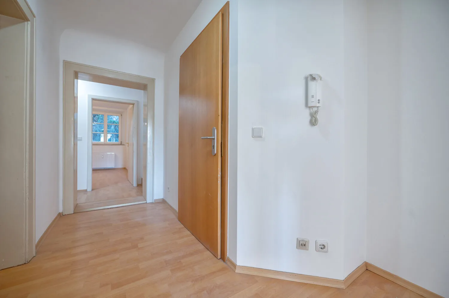 Citynahe Lage: 5-Zimmer-Wohnung mit spektakulärem Felsengarten