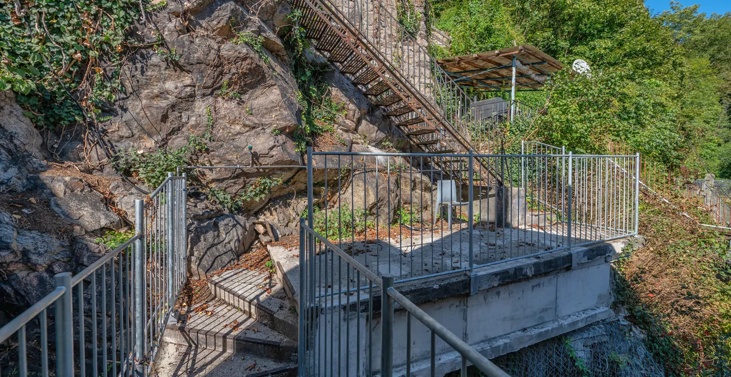 Denkmalgeschützter Altbau: 5-Zimmer-Wohnung mit spektakulärem Felsengarten