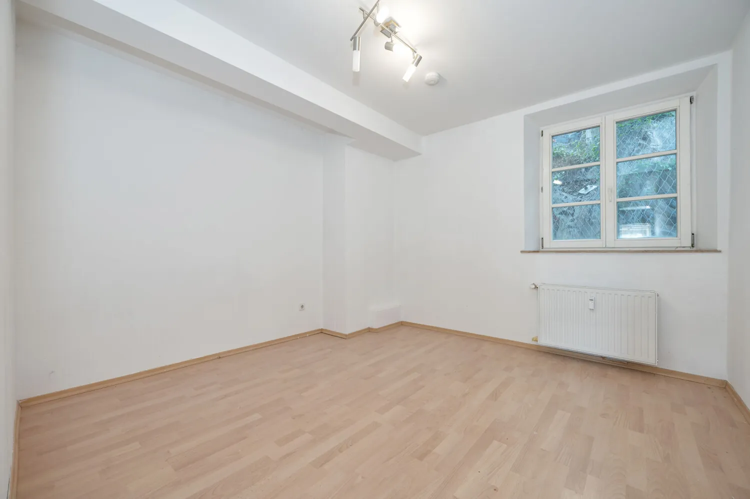 Citynahe Lage: 5-Zimmer-Wohnung mit spektakulärem Felsengarten