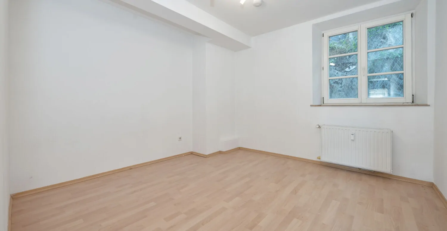 Denkmalgeschützter Altbau: 5-Zimmer-Wohnung mit spektakulärem Felsengarten
