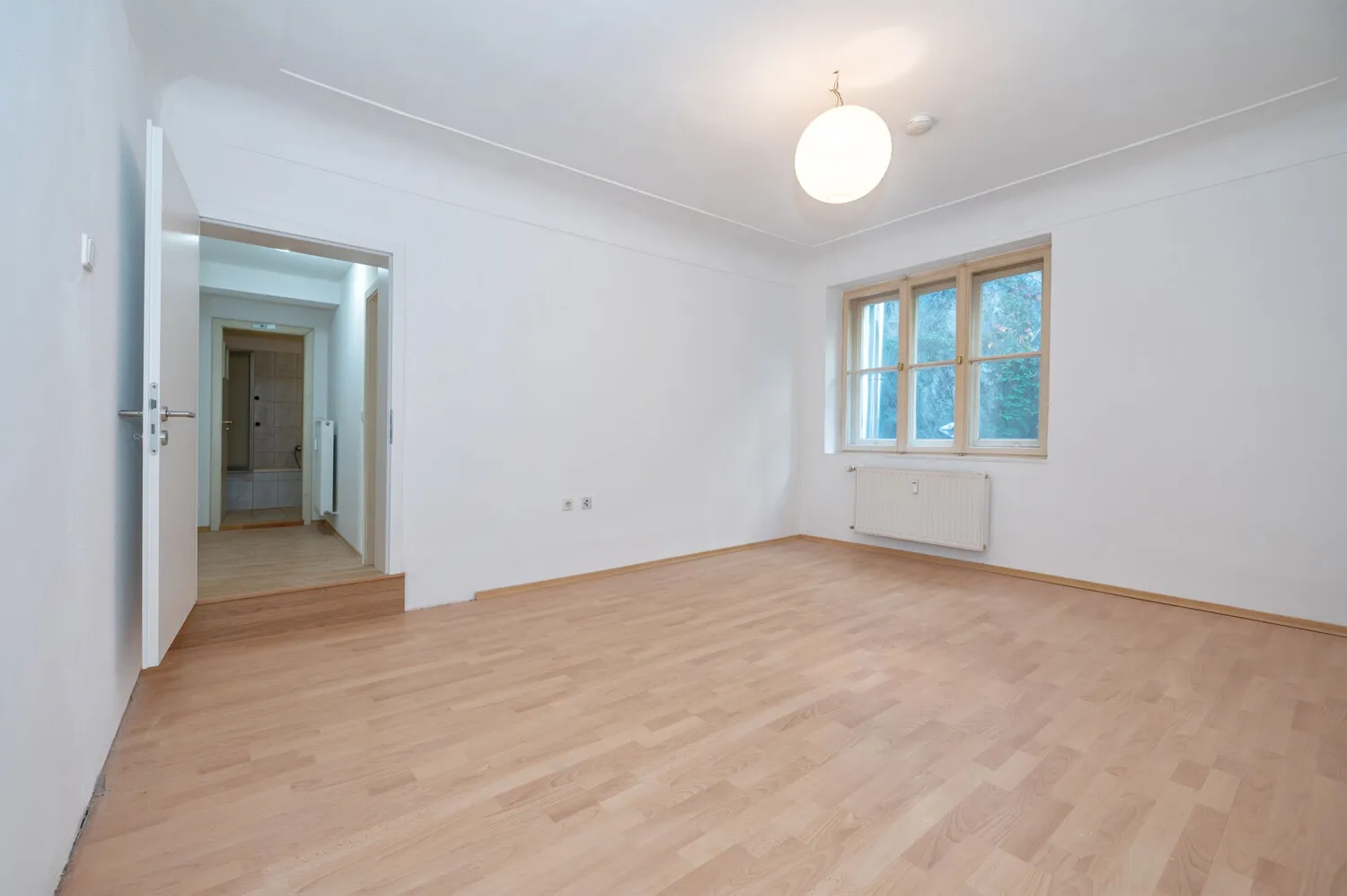 Citynahe Lage: 5-Zimmer-Wohnung mit spektakulärem Felsengarten