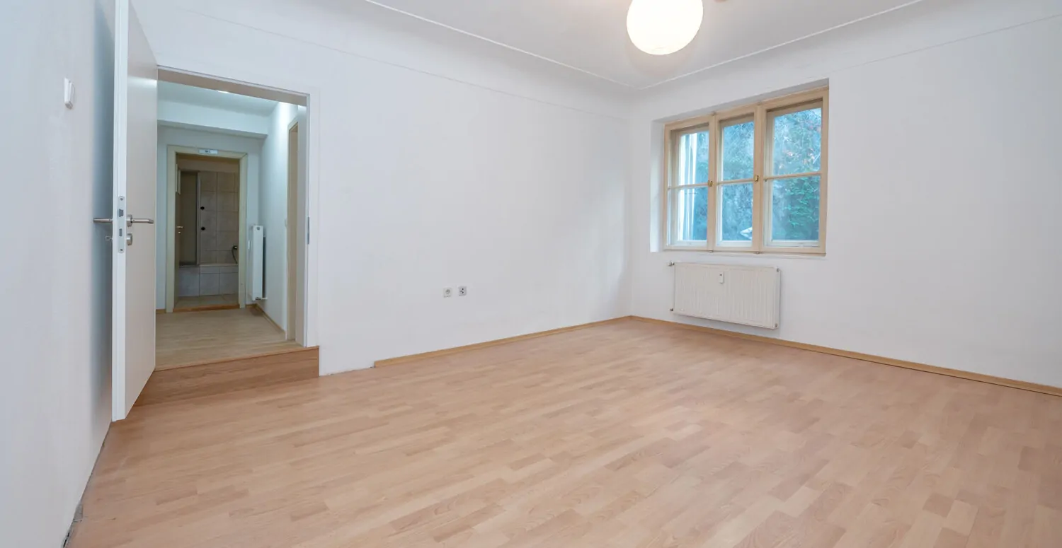 Denkmalgeschützter Altbau: 5-Zimmer-Wohnung mit spektakulärem Felsengarten