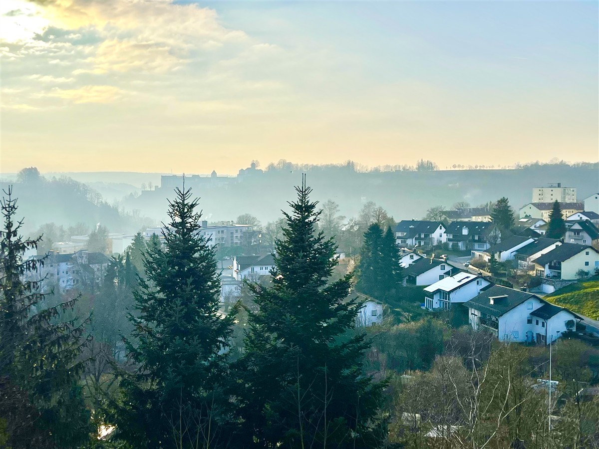 Schöne 3-Zi.-Whg. mit EBK, Balkon, TG-Platz und Fernblick