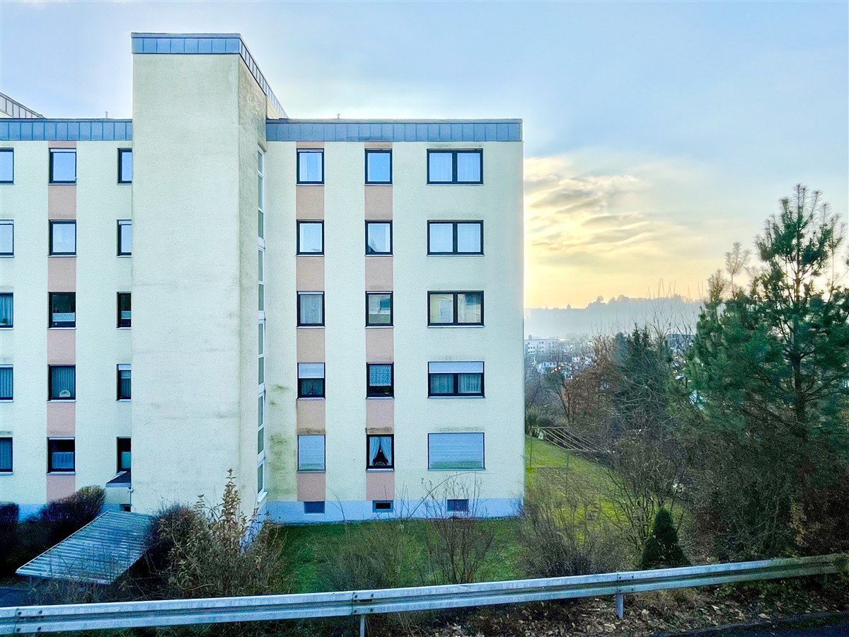 Schöne 3-Zi.-Whg. mit EBK, Balkon, TG-Platz und Fernblick