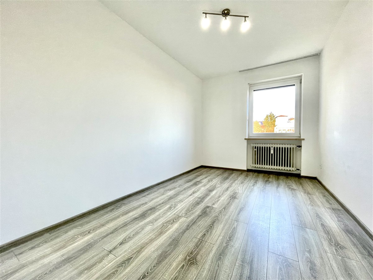 Schöne 3-Zi.-Whg. mit EBK, Balkon, TG-Platz und Fernblick