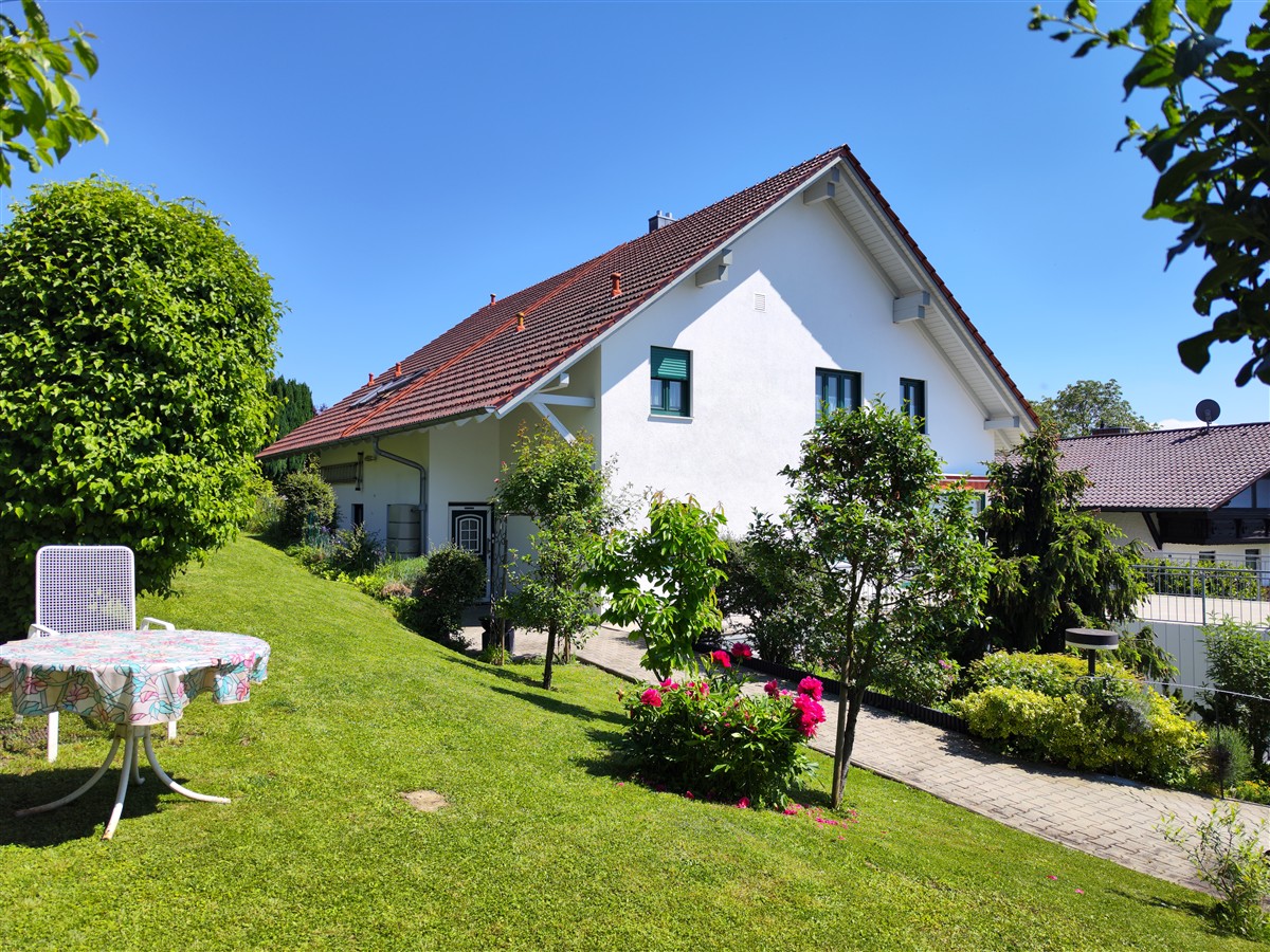 Einfamilienhaus mit Einliegerwohnung mit schönem Fernblick