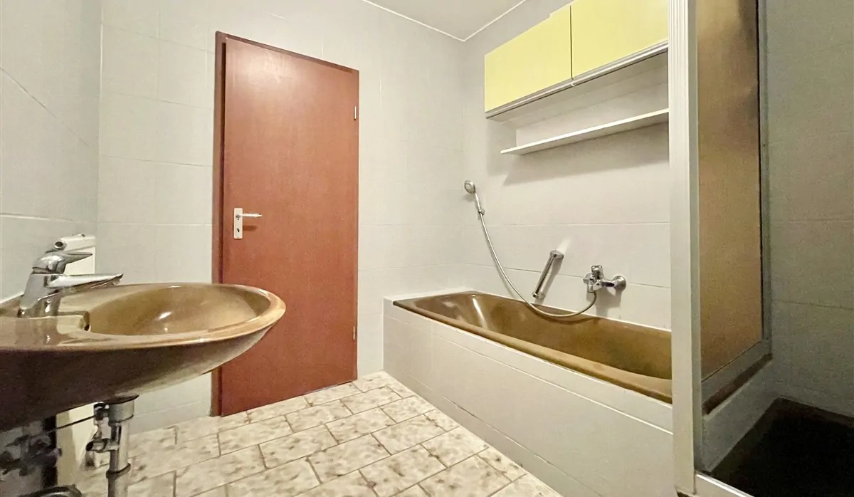 Bad mit Wanne und Dusche