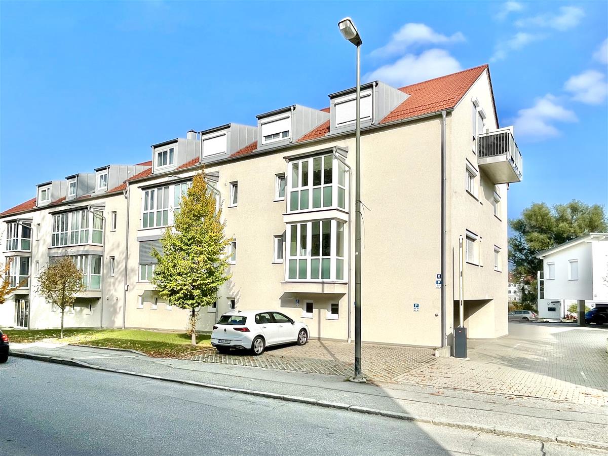 Schöne Wohnung mit  EBK und Stellplatz zu vermieten.