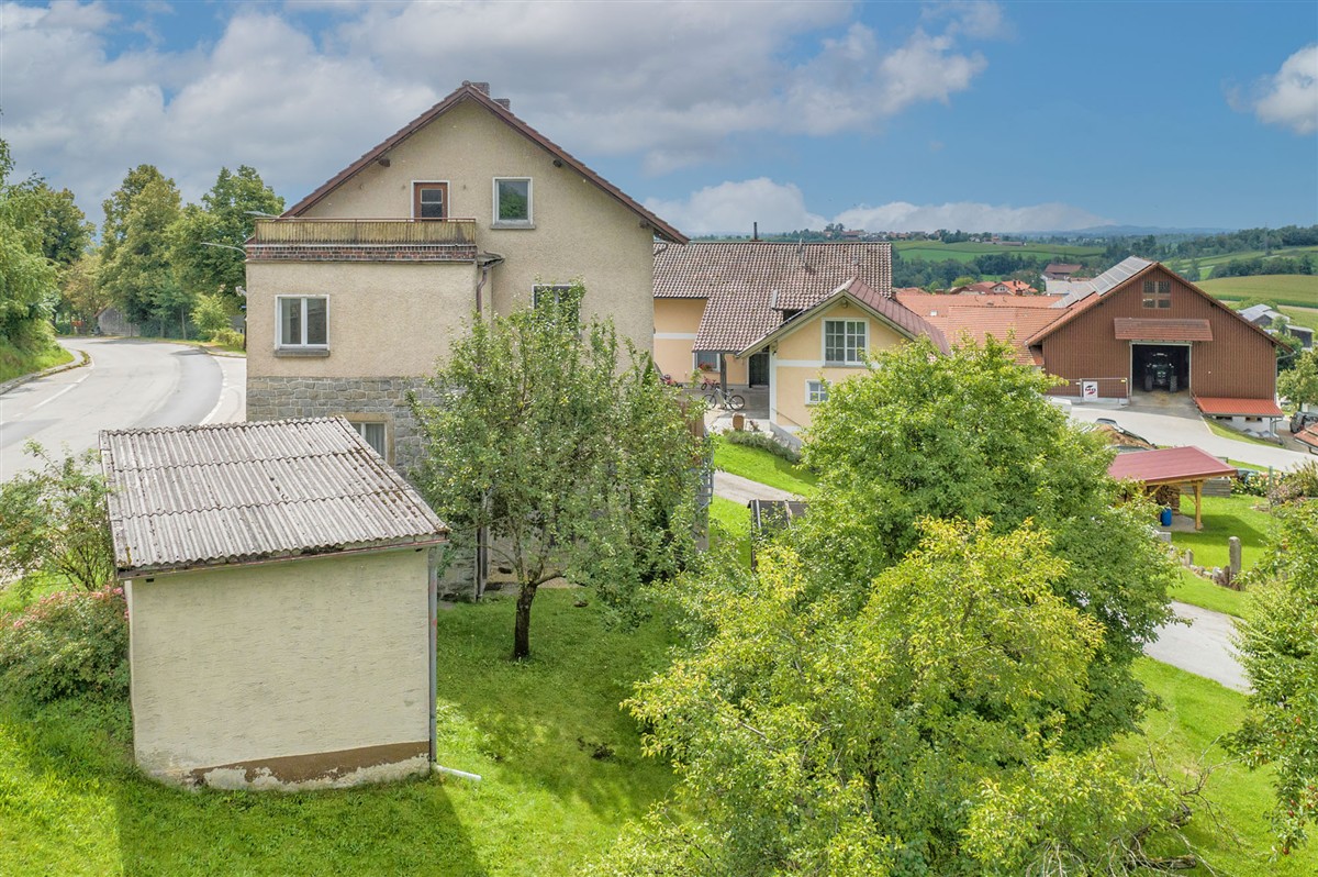 Vielseitig nutzbares Zweifamilienhaus mit Ausbaupotenzial