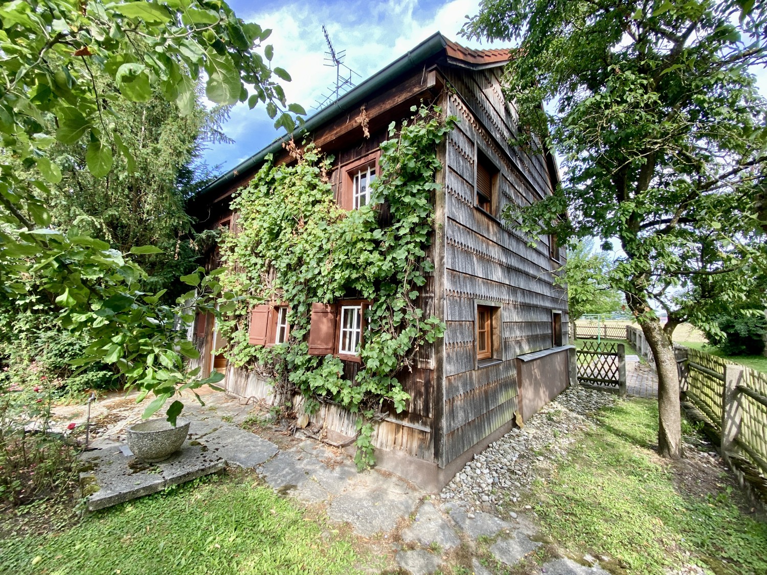 Denkmalgeschütztes, uriges Rottaler-Bauernhaus aus dem 
19. Jahrhundert