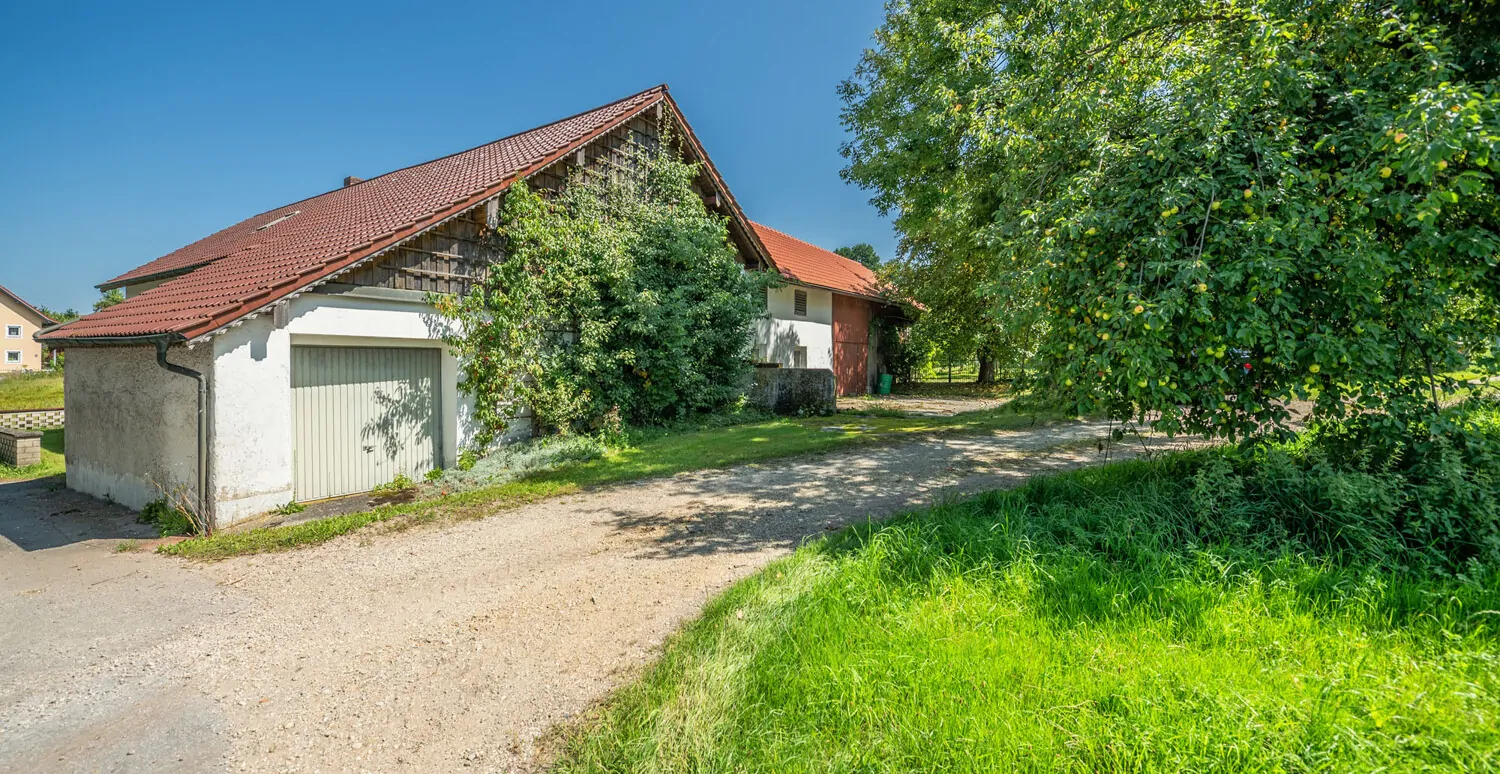 Ehemaliges landwirtschaftliches Anwesen mit 2 Wohnhäusern