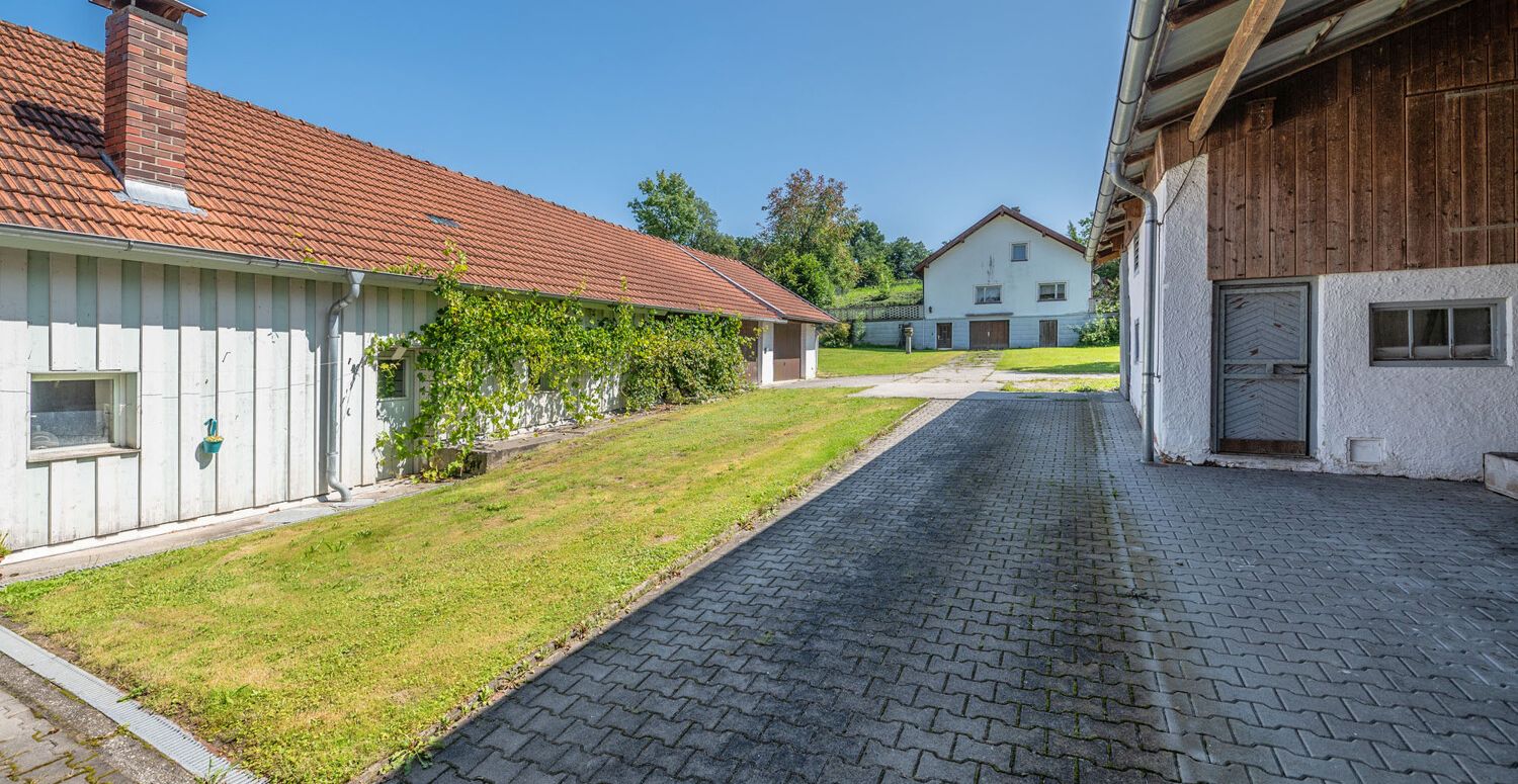 Ehemaliges landwirtschaftliches Anwesen mit 2 Wohnhäusern