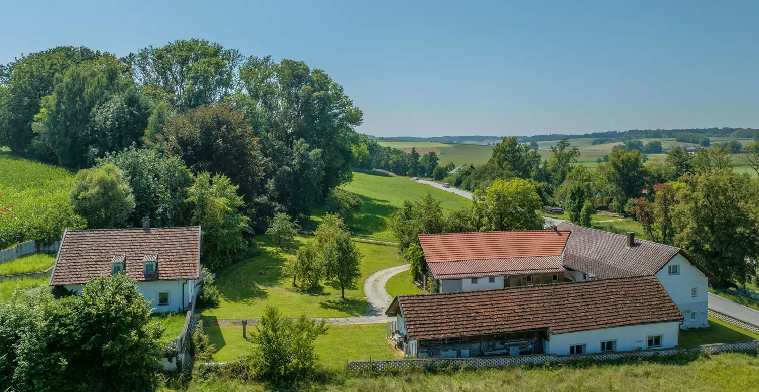 Ehemaliges landwirtschaftliches Anwesen mit 2 Wohnhäusern