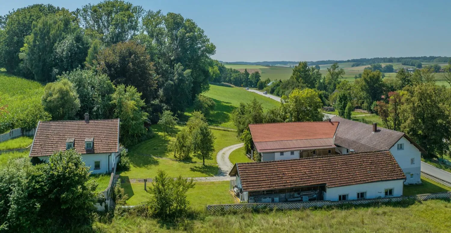 Ehemaliges landwirtschaftliches Anwesen mit 2 Wohnhäusern