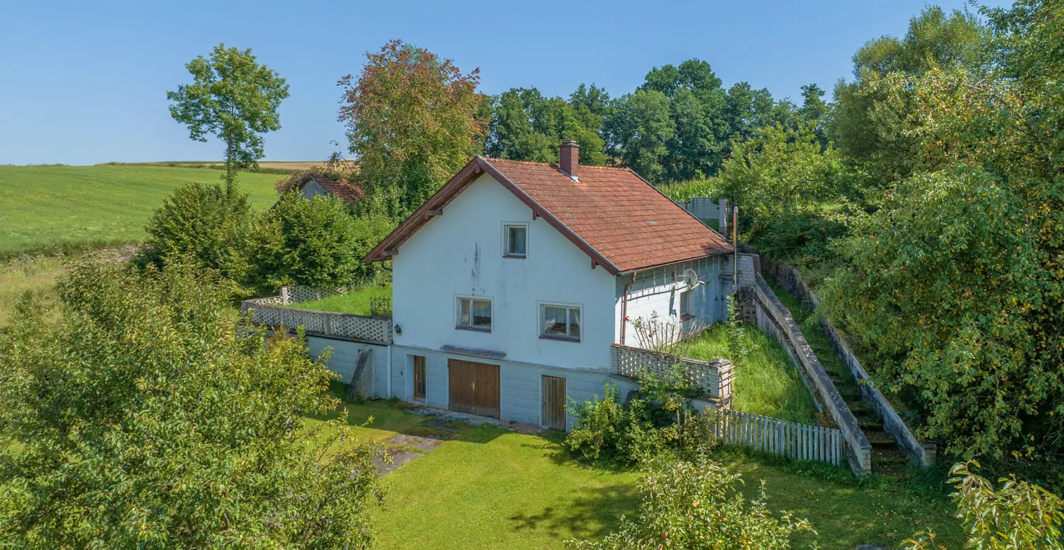 Ehemaliges landwirtschaftliches Anwesen mit 2 Wohnhäusern