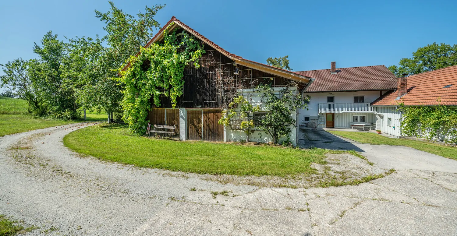 Ehemaliges landwirtschaftliches Anwesen mit 2 Wohnhäusern