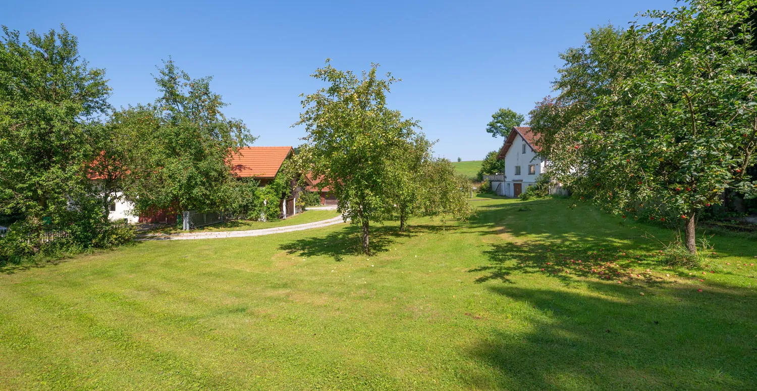 Ehemaliges landwirtschaftliches Anwesen mit 2 Wohnhäusern