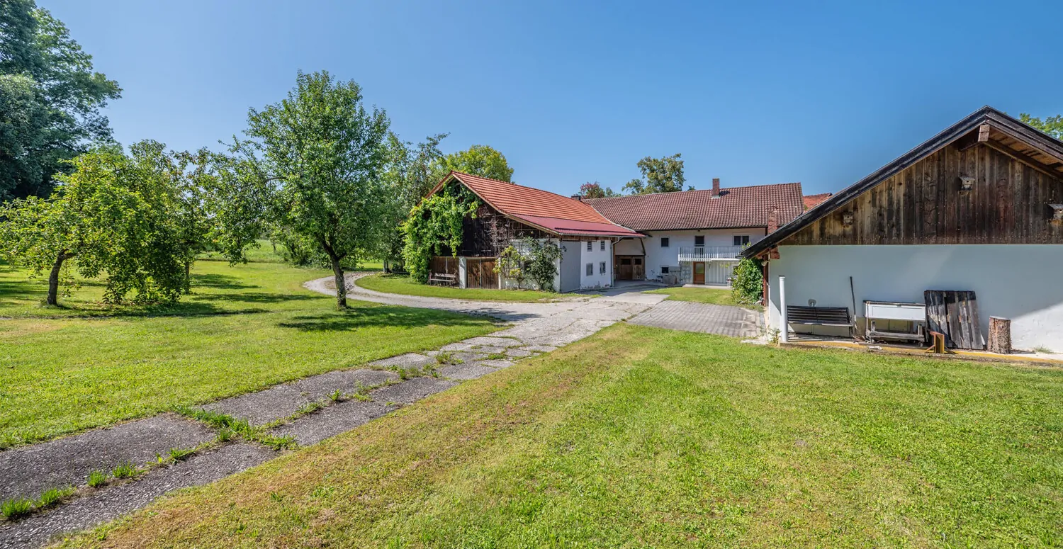 Ehemaliges landwirtschaftliches Anwesen mit 2 Wohnhäusern