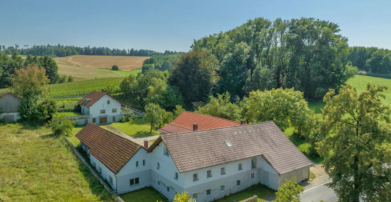 Ehemaliges landwirtschaftliches Anwesen mit 2 Wohnhäusern