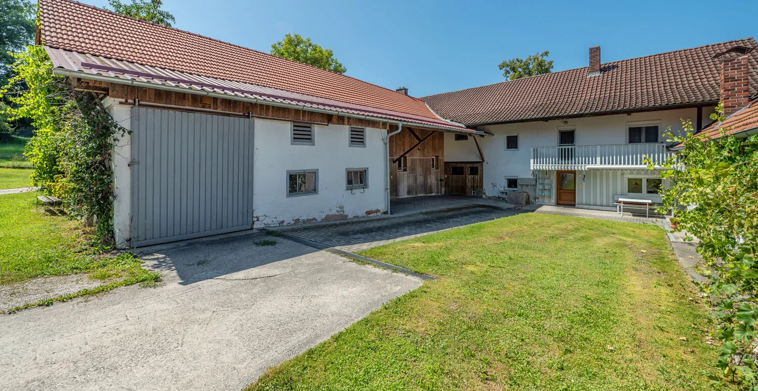Ehemaliges landwirtschaftliches Anwesen mit 2 Wohnhäusern