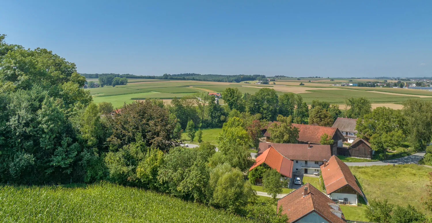 Ehemaliges landwirtschaftliches Anwesen mit 2 Wohnhäusern
