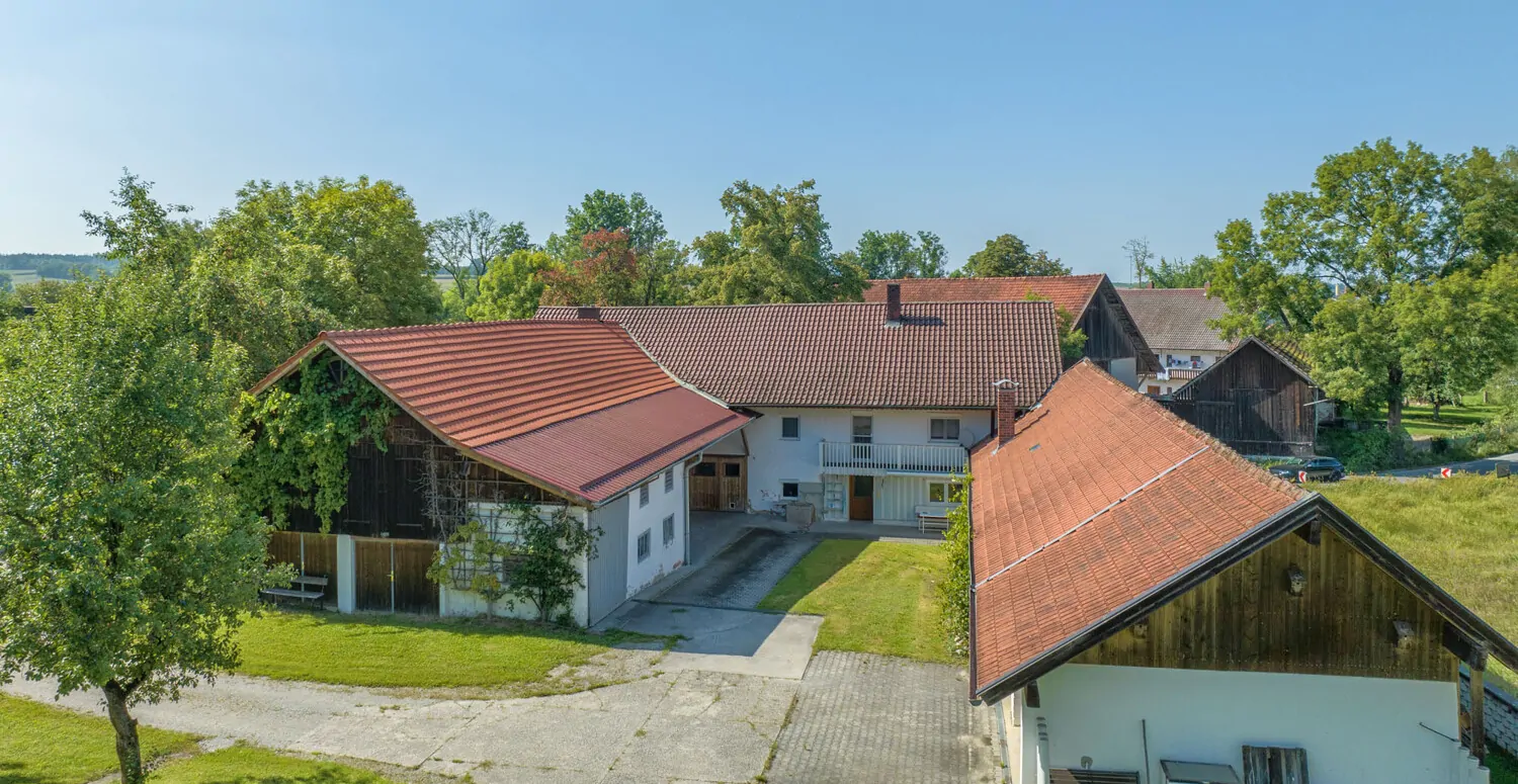 Ehemaliges landwirtschaftliches Anwesen mit 2 Wohnhäusern