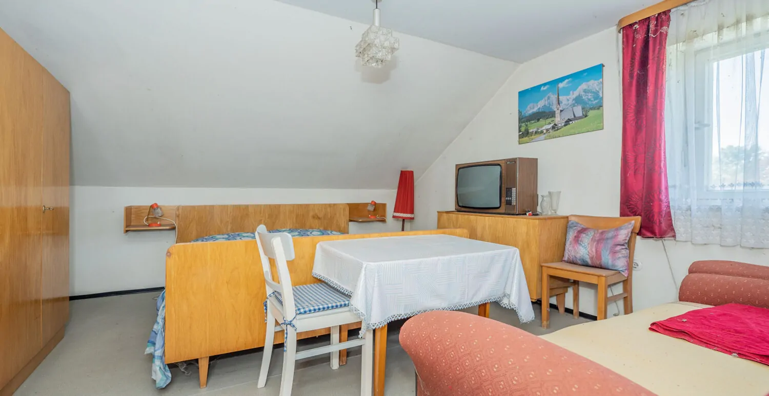 Ehemaliges landwirtschaftliches Anwesen mit 2 Wohnhäusern