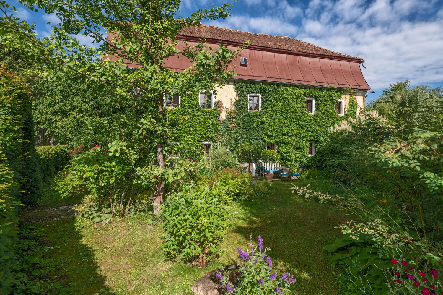 Denkmalgeschütztes Wohnhaus aus dem 18. Jahrhundert, ehemaliges Mühlengebäude in idyllischem Garten
