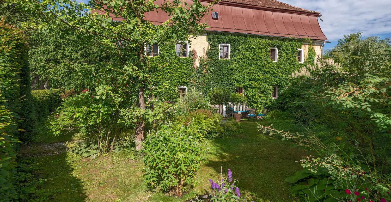 Denkmalgeschütztes Wohnhaus aus dem 18. Jahrhundert, ehemaliges Mühlengebäude in idyllischem Garten