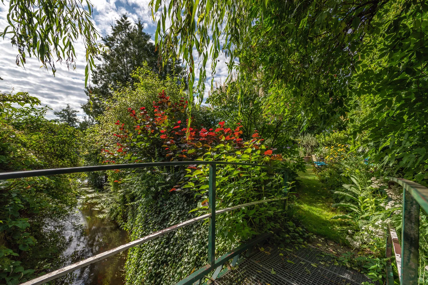 Denkmalgeschütztes Wohnhaus aus dem 18. Jahrhundert, ehemaliges Mühlengebäude in idyllischem Garten