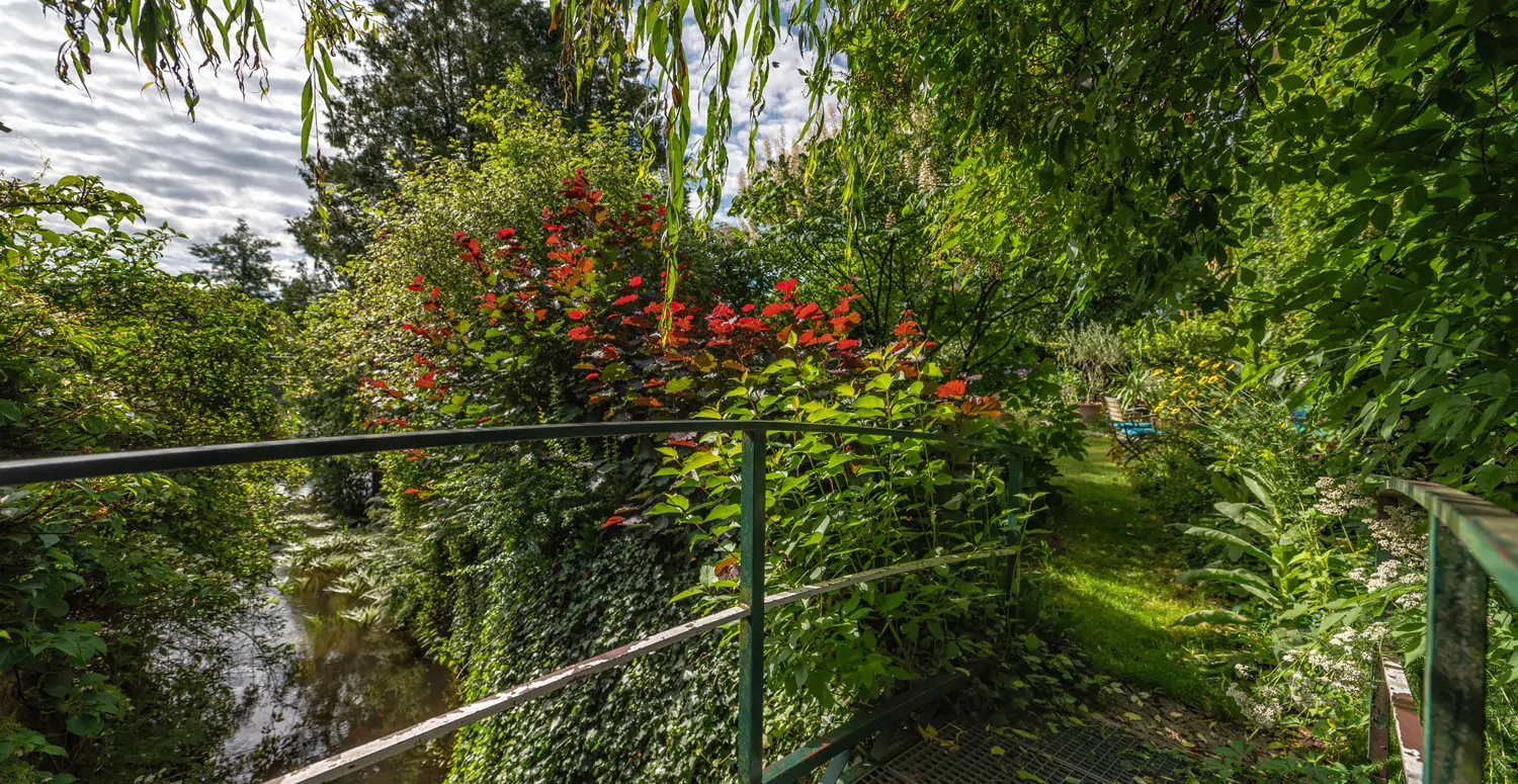 Denkmalgeschütztes Wohnhaus aus dem 18. Jahrhundert, ehemaliges Mühlengebäude in idyllischem Garten