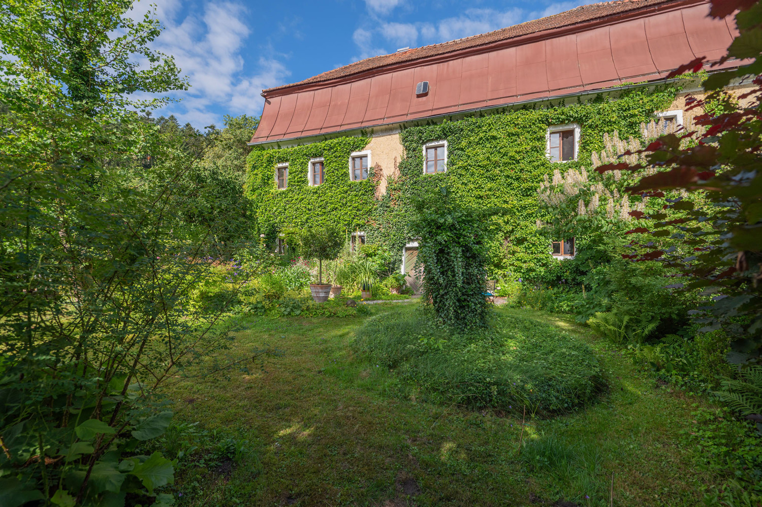 Denkmalgeschütztes Wohnhaus aus dem 18. Jahrhundert, ehemaliges Mühlengebäude in idyllischem Garten