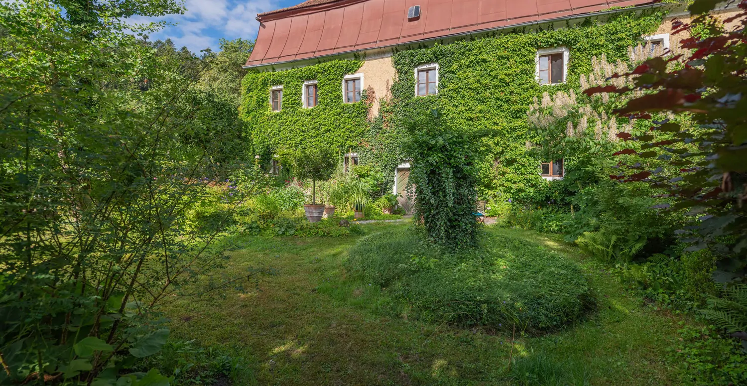 Denkmalgeschütztes Wohnhaus aus dem 18. Jahrhundert, ehemaliges Mühlengebäude in idyllischem Garten