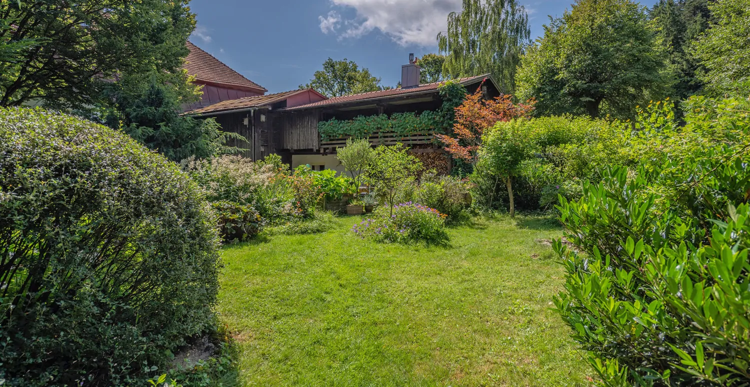 Denkmalgeschütztes Wohnhaus aus dem 18. Jahrhundert, ehemaliges Mühlengebäude in idyllischem Garten