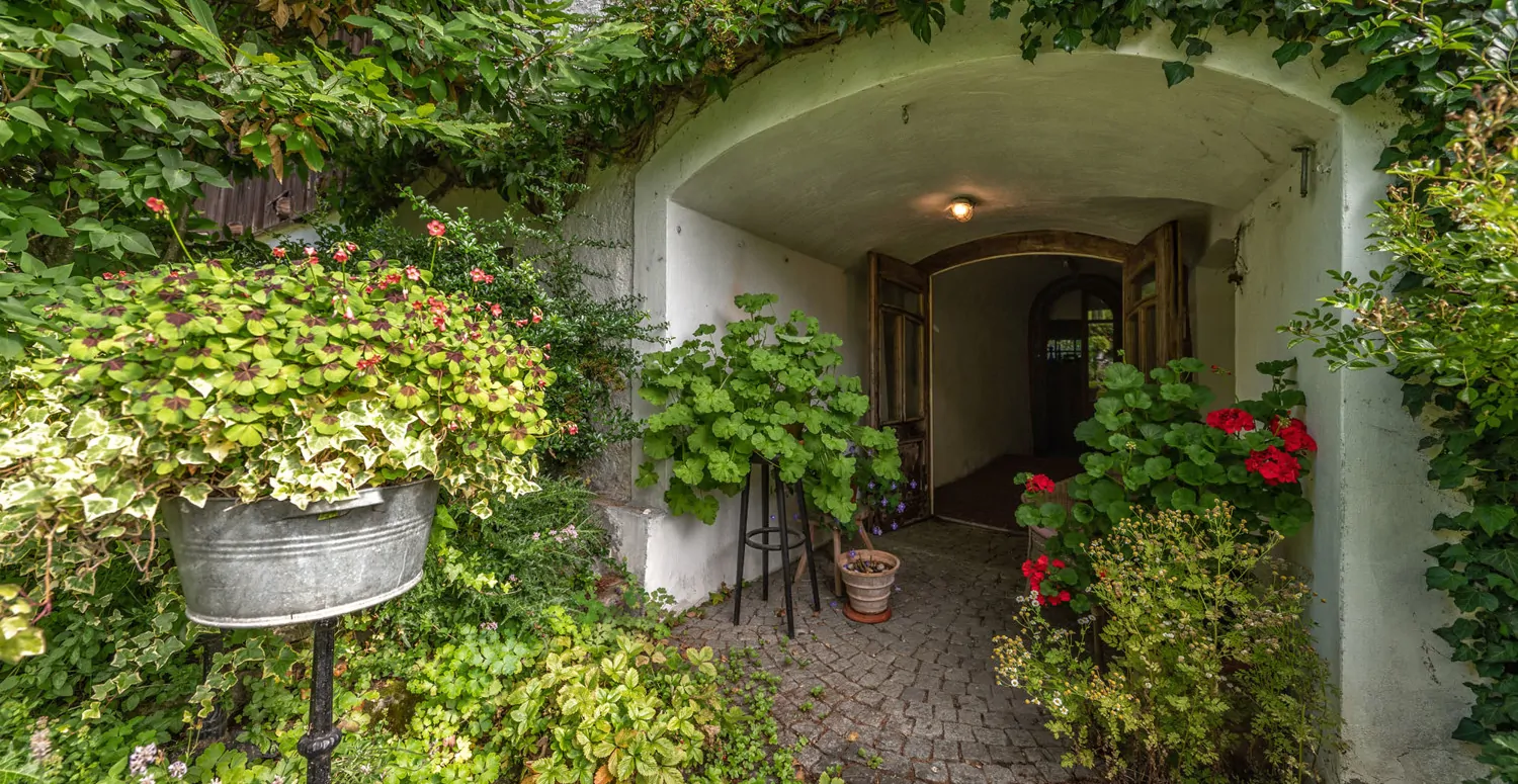Denkmalgeschütztes Wohnhaus aus dem 18. Jahrhundert, ehemaliges Mühlengebäude in idyllischem Garten