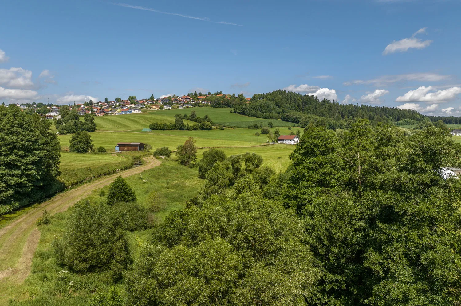 Denkmalgeschütztes Wohnhaus aus dem 18. Jahrhundert, ehemaliges Mühlengebäude in idyllischem Garten