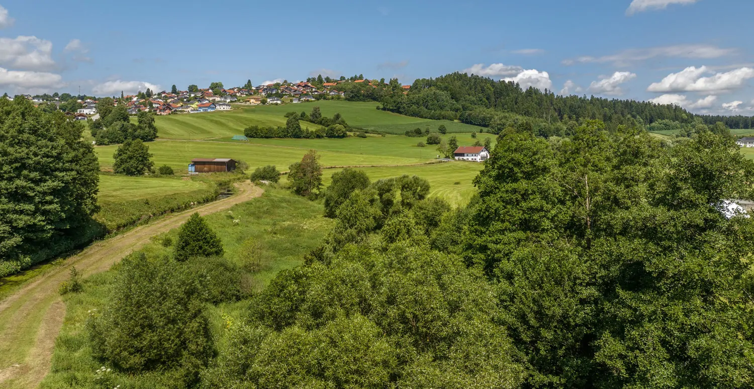 Denkmalgeschütztes Wohnhaus aus dem 18. Jahrhundert, ehemaliges Mühlengebäude in idyllischem Garten