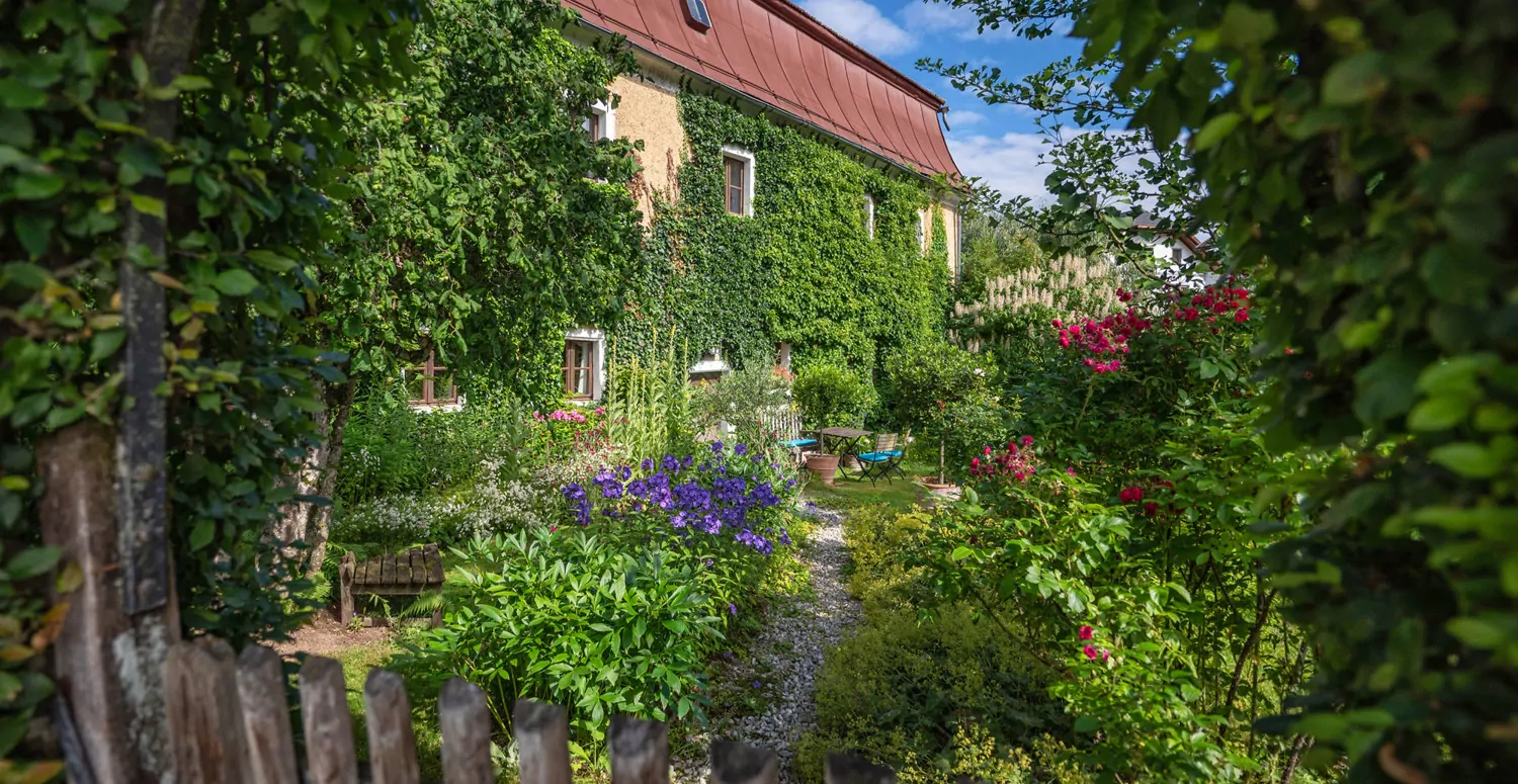 Denkmalgeschütztes Wohnhaus aus dem 18. Jahrhundert, ehemaliges Mühlengebäude in idyllischem Garten