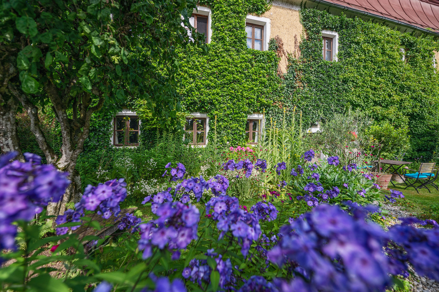 Denkmalgeschütztes Wohnhaus aus dem 18. Jahrhundert, ehemaliges Mühlengebäude in idyllischem Garten