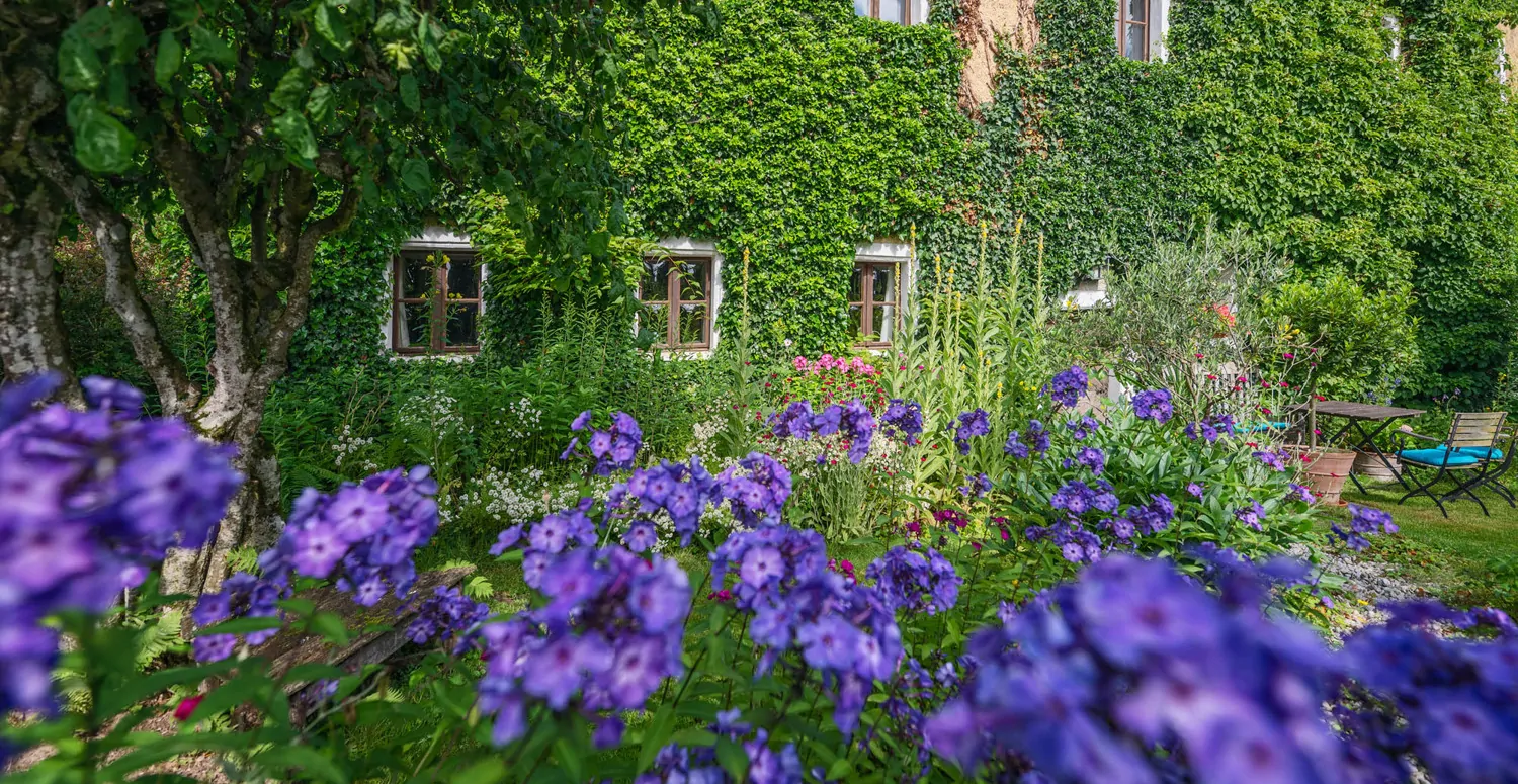 Denkmalgeschütztes Wohnhaus aus dem 18. Jahrhundert, ehemaliges Mühlengebäude in idyllischem Garten