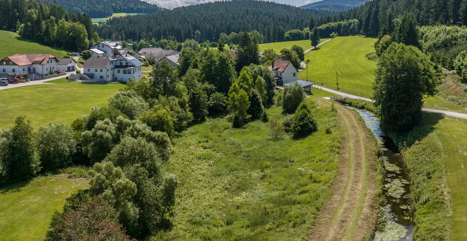 Denkmalgeschütztes Wohnhaus aus dem 18. Jahrhundert, ehemaliges Mühlengebäude in idyllischem Garten