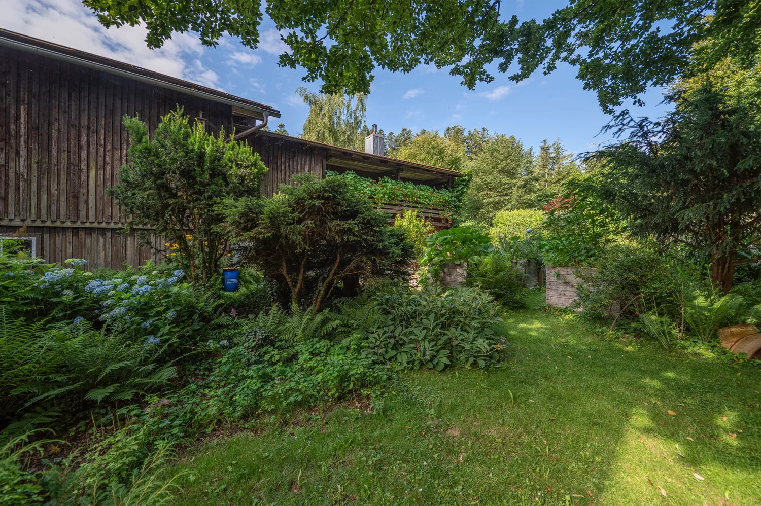 Denkmalgeschütztes Wohnhaus aus dem 18. Jahrhundert, ehemaliges Mühlengebäude in idyllischem Garten