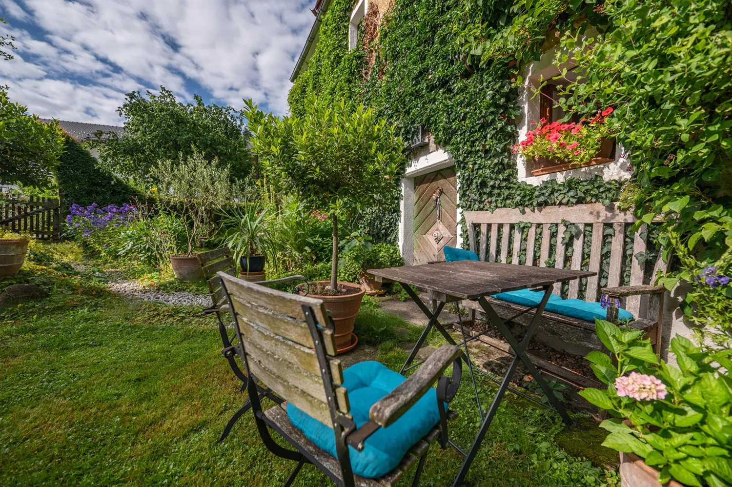 Denkmalgeschütztes Wohnhaus aus dem 18. Jahrhundert, ehemaliges Mühlengebäude in idyllischem Garten